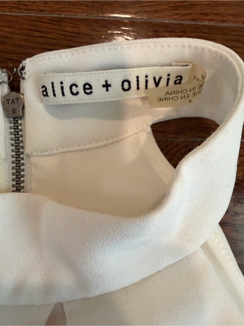 Alice + Olivia White Cold Shoulder High Neck Crop Top Size 4 - Picture 3 of 4